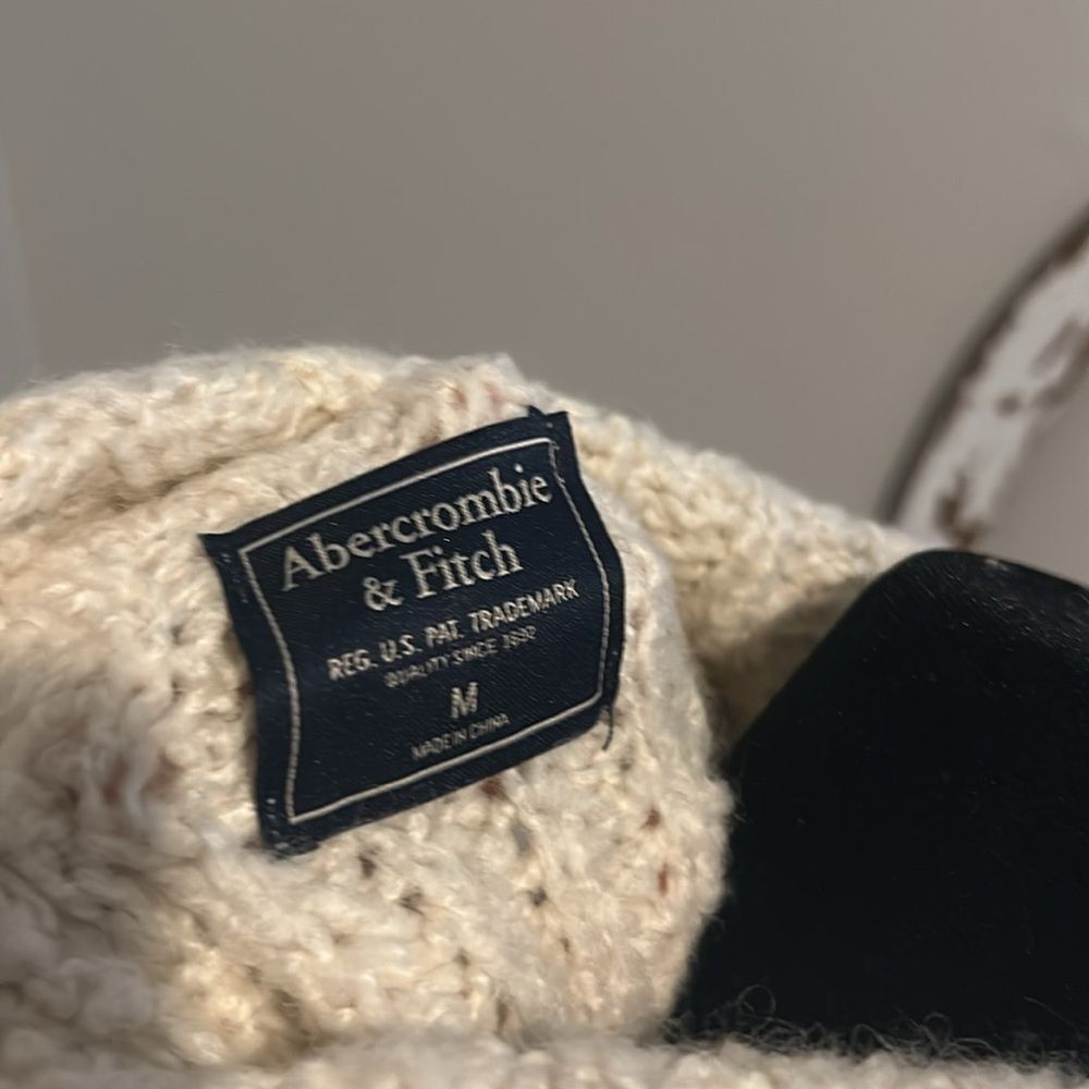 Abercrombie and Fitch Medium cable knit sweater - Picture 4 of 4